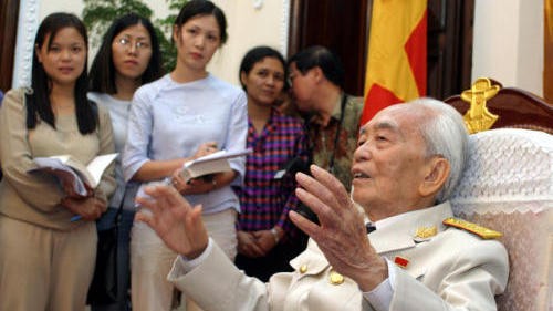 Les photos du général Vo Nguyen Giap prises par des journalistes étrangers  - ảnh 10